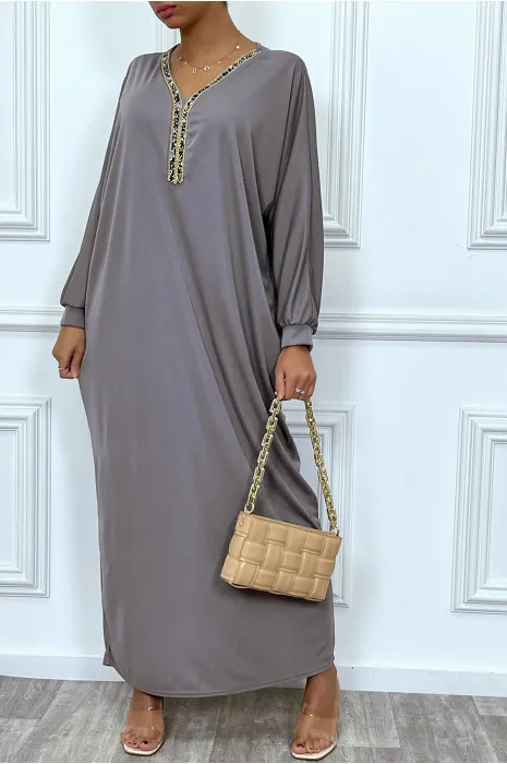 Abaya taupe à encolure de strass et manches longues