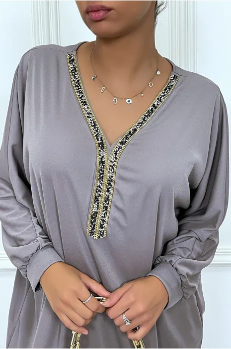 Abaya taupe à encolure de strass et manches longues