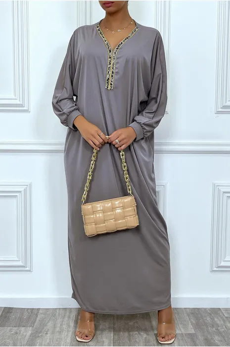 Abaya taupe à encolure de strass et manches longues