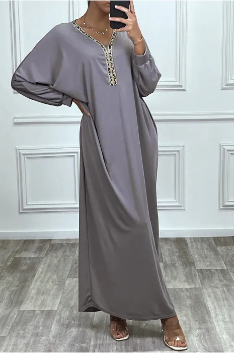 Abaya taupe à encolure de strass et manches longues