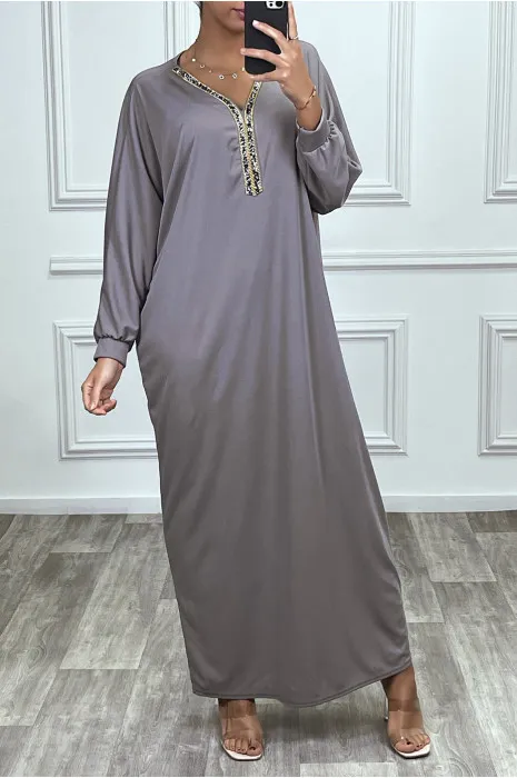 Abaya taupe à encolure de strass et manches longues