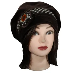 BERET FEMME en VELOURS coloris chocolat et laine plumetis coordonnée. Jolie fleur agrémentée d'un bouton émaillé caramel.